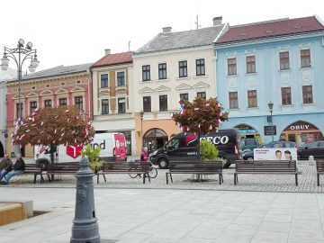 Vlajkovníky v centru Hranic / fotogalerie / Vlajkovníky na náměstí, foto: Ivana Žáková
